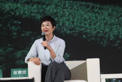 张泉灵65岁老公近照，相差18岁的灵魂伴侣，网友：完美婚姻封面图