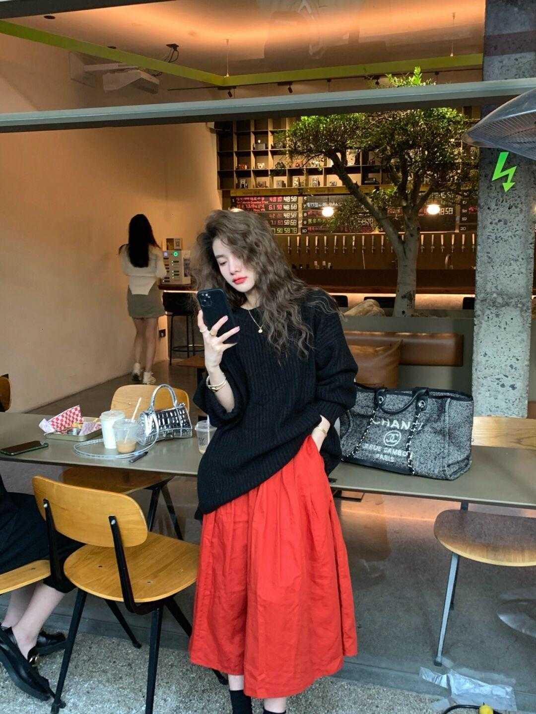 下装 冬天不要只会穿黑白灰，“红色”抢眼高调又显白，时髦又有气场