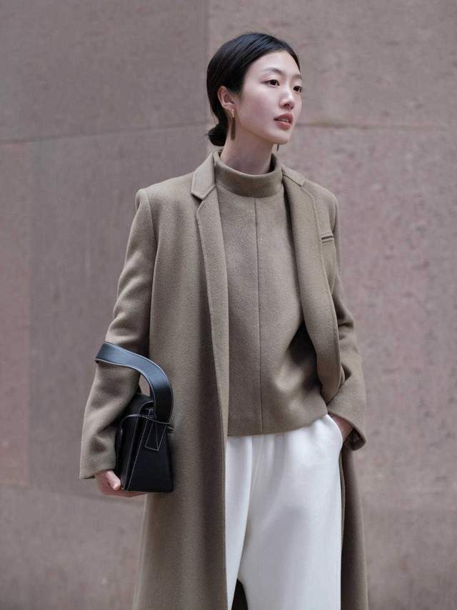 黑色 这个冬季天寒地冻，今年流行“大衣+裤子”温暖优雅，女神范十足