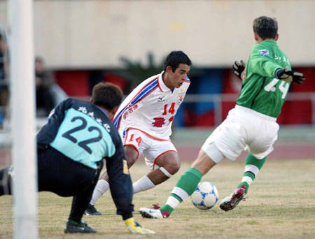 2002年,山东鲁能锋线为宿茂臻和乌克兰外援谢尔盖,替补前锋是相福军