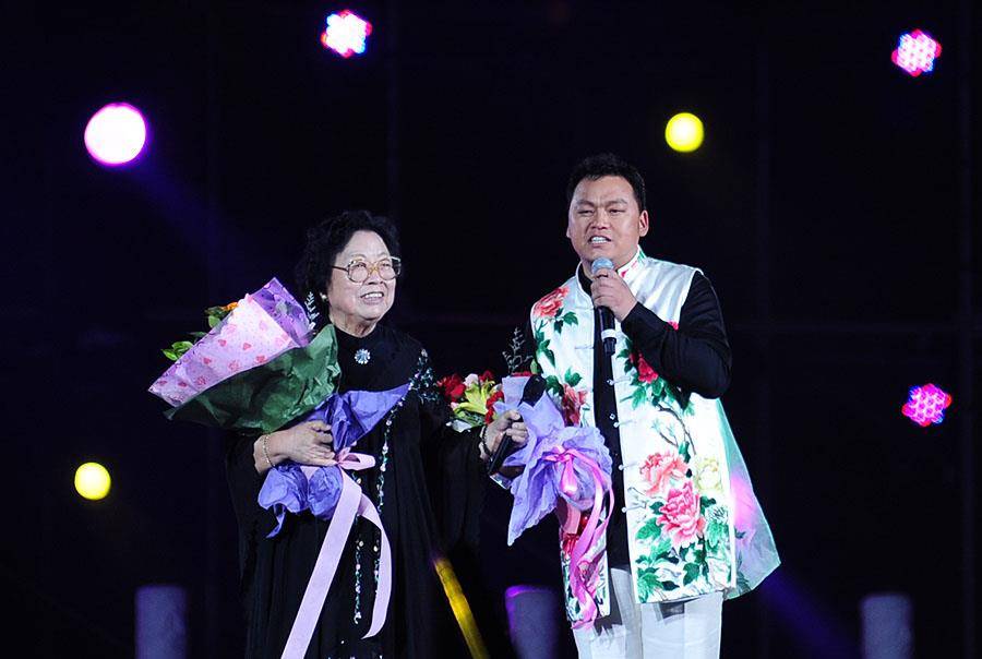 他成为了歌剧院的一名独唱演员,还曾获得"西部歌王"的美誉
