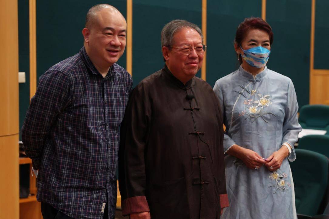 体型 胡慧中一家罕见亮相，打扮低调戒指却显阔气，21岁女儿体型超过爸