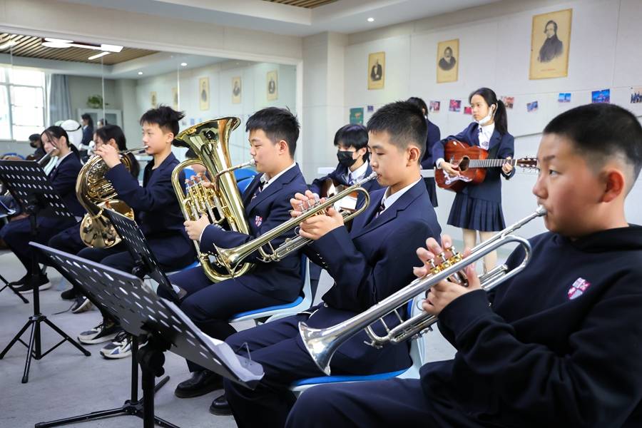 飘扬音符动人乐章记英中初中管弦乐团