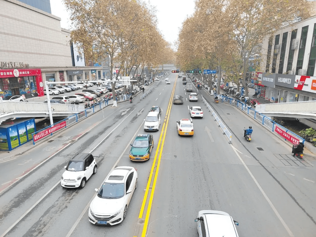 南阳城区多条道路隔离护栏拆除变双黄线,机动车道更显宽敞