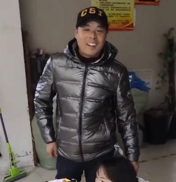 关系|江苏30岁侄女跟小叔要零食,坐地上抱大腿,小叔无奈表情逗乐网友