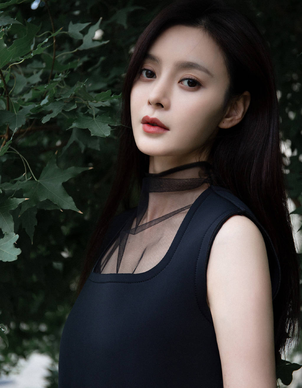 《大江大河》她演王凯初恋,穿黑裙拍写真,美得优雅又高贵_王瑞子_气质