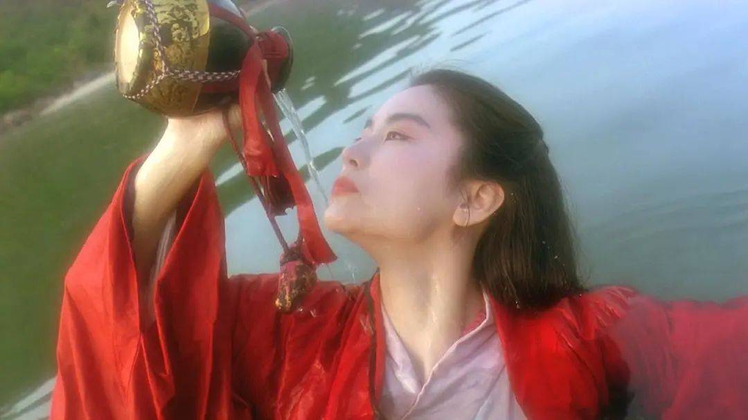 何赛飞10位自然衰老的中老年女星，皮肤松弛满面皱纹，但比整容脸舒服