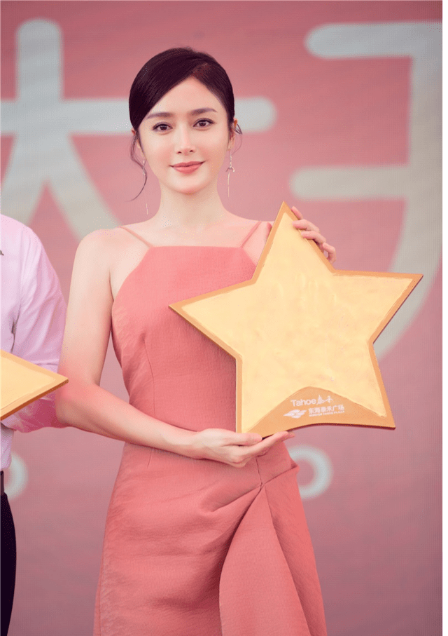 骨子里 秦岚衣品真不错！身穿粉色吊带连衣裙优雅端庄，温柔精致到骨子里