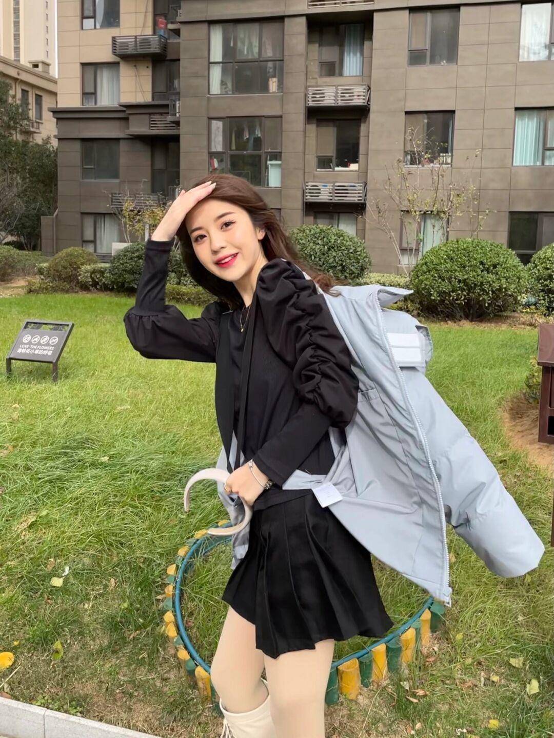 美眉 冬季外出穿“羽绒服”，这才是最佳穿法，实用百搭又气质