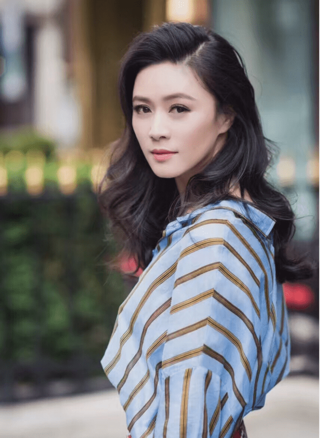 好身材 45岁田海蓉真抗老！条纹衬衫搭配包臀裙干练精致，韵味十足
