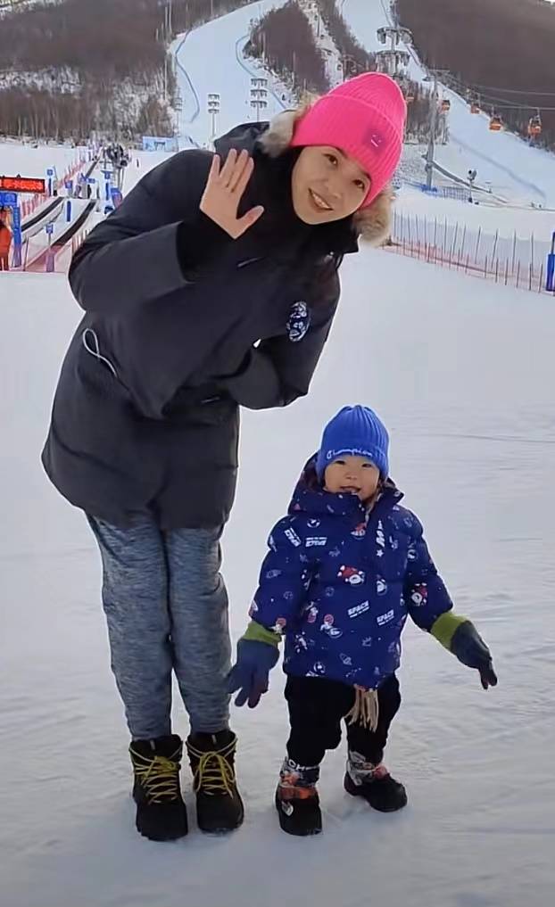 滑雪|中国女排前队长抱儿子滑雪，扔雪球打雪仗，魏秋月遭爱子一记扣杀