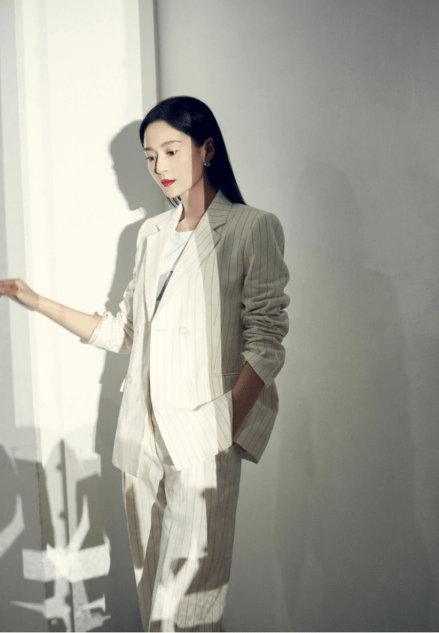 王媛可 王媛可太有“国际范”,身穿蓝色西装干练利落,高级精致