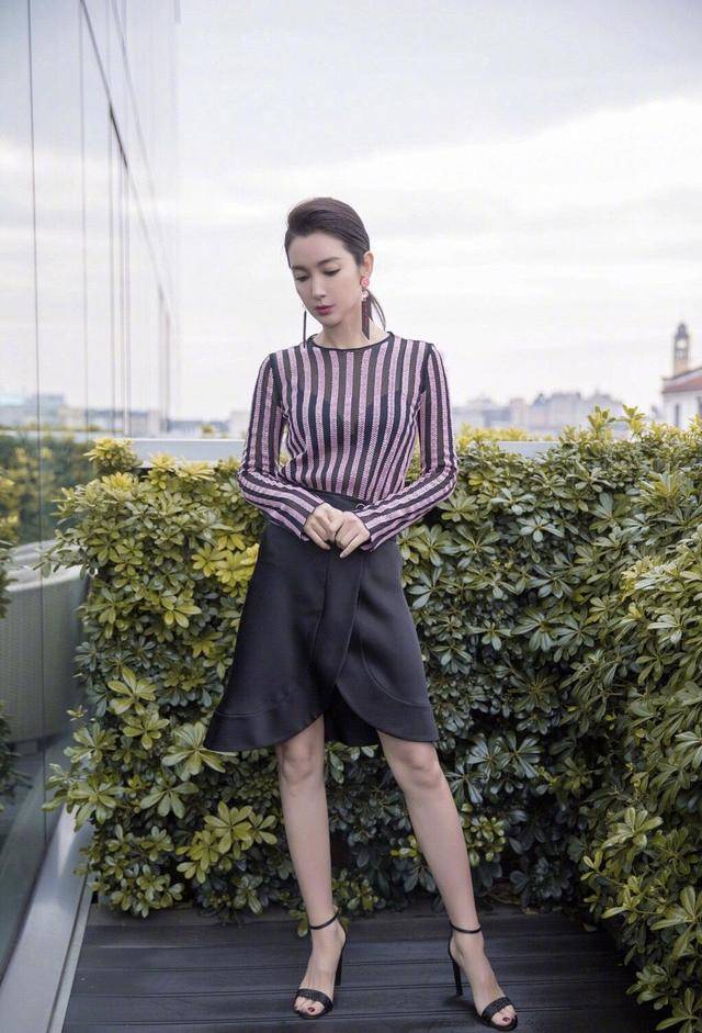 李冰冰 李冰冰很有“国际范”，条纹上衣搭配黑色短裙高雅大气，减龄时髦