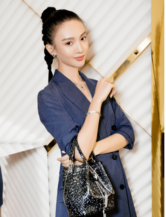 设计 金晨好飒一女的！身穿条纹西装知性干练，利落帅气又有女人味