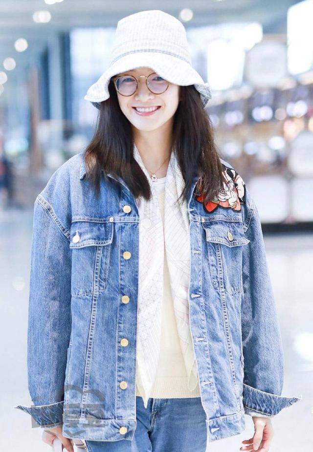 黑色 江疏影太有“女神”范了，身穿衬衫搭配条纹西裤走机场，干练大气