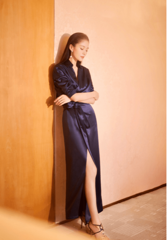 王媛可 王媛可太有“国际范”,身穿蓝色西装干练利落,高级精致