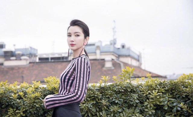 李冰冰 李冰冰很有“国际范”，条纹上衣搭配黑色短裙高雅大气，减龄时髦