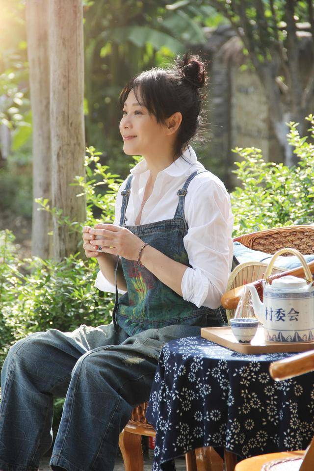 农具 刘若英罕见现身！衬衫配背带裤清新减龄，手拿农具干农活好接地气