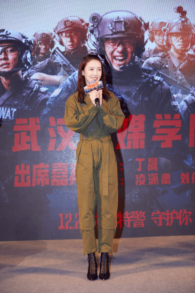 设计 金晨好飒一女的！身穿条纹西装知性干练，利落帅气又有女人味