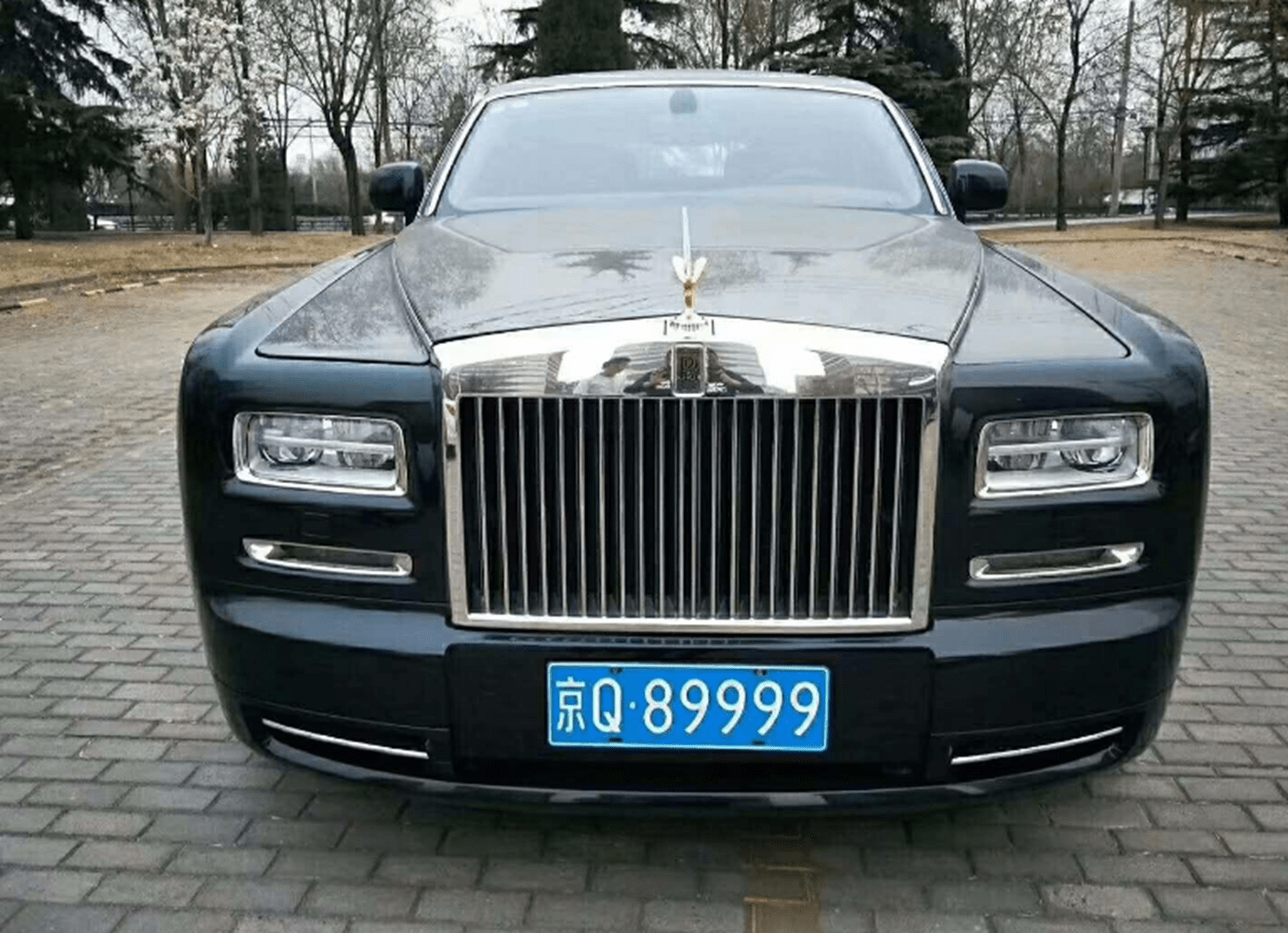 重庆偶遇一台奥迪a8,车牌虽然不是"炸弹号",但和车是绝配