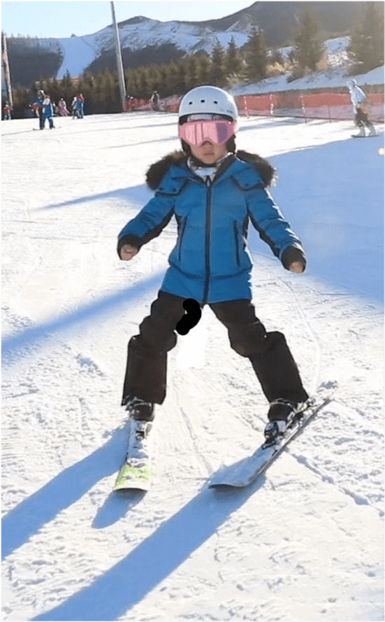 女儿 42岁章子怡真不显老！与女儿穿亲子装酷似姐妹，5岁醒宝气质出众