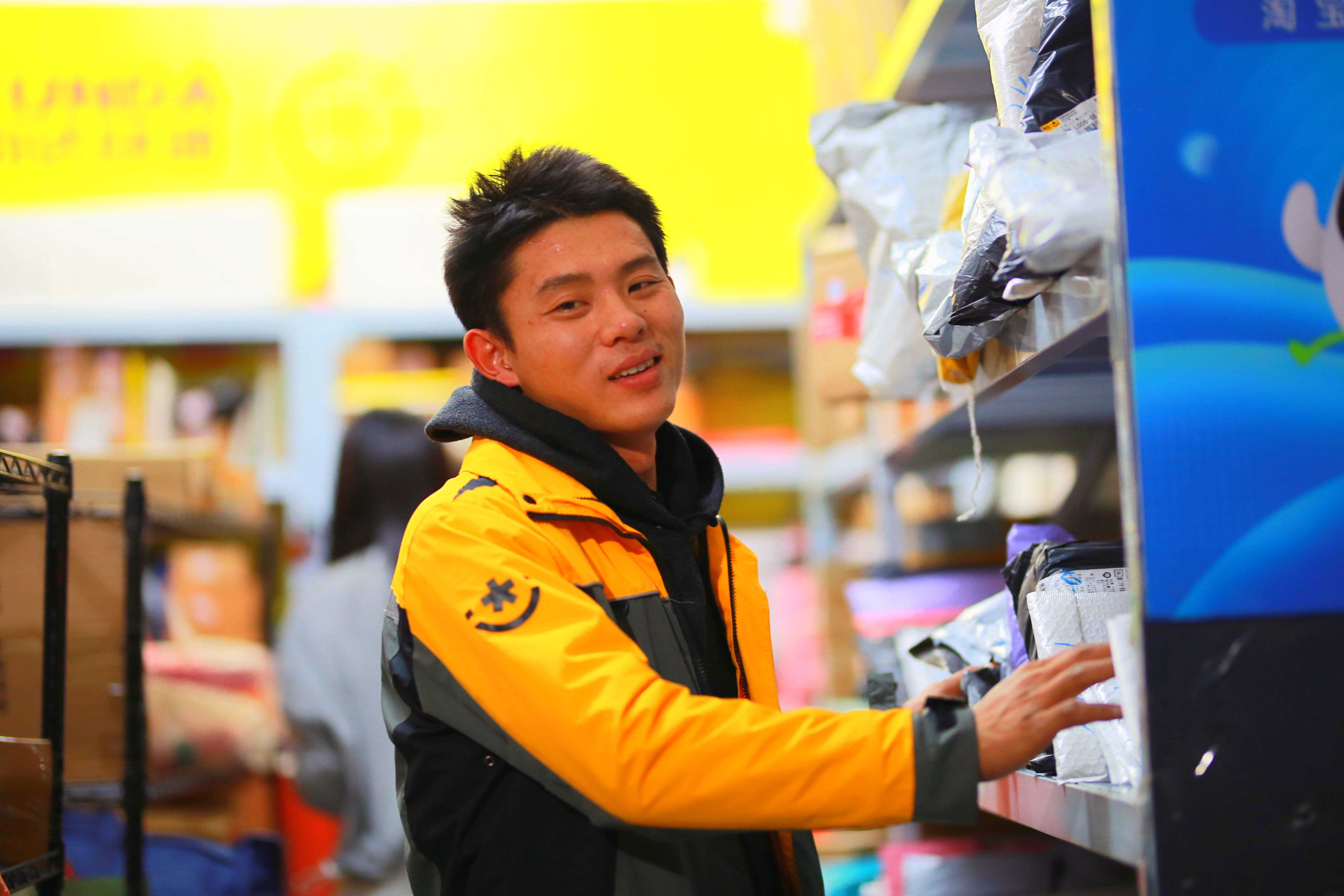 正能量 | 热油锅起火,韵达小哥这样做!