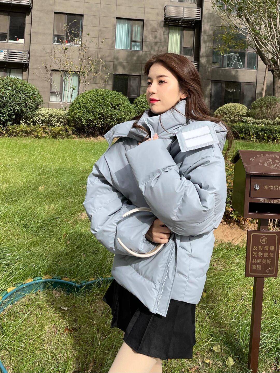 美眉 冬季外出穿“羽绒服”，这才是最佳穿法，实用百搭又气质