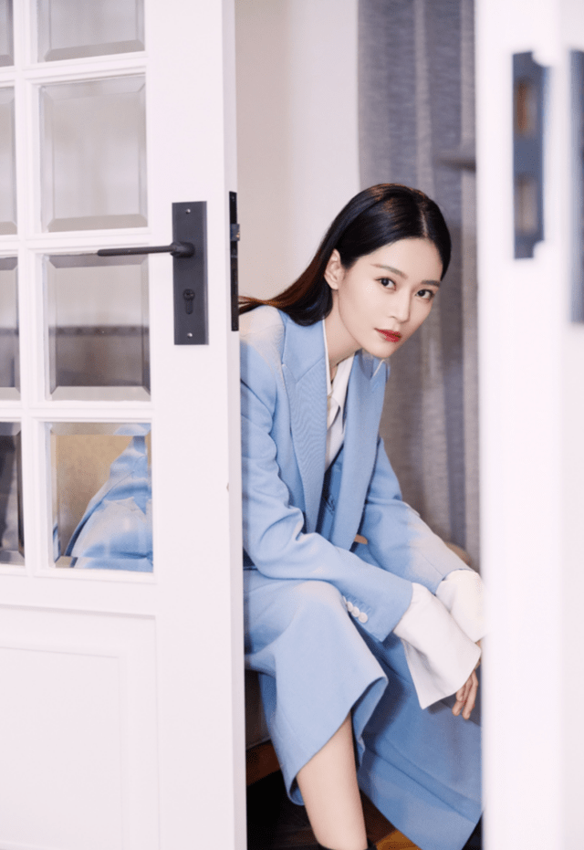 王媛可 王媛可太有“国际范”,身穿蓝色西装干练利落,高级精致
