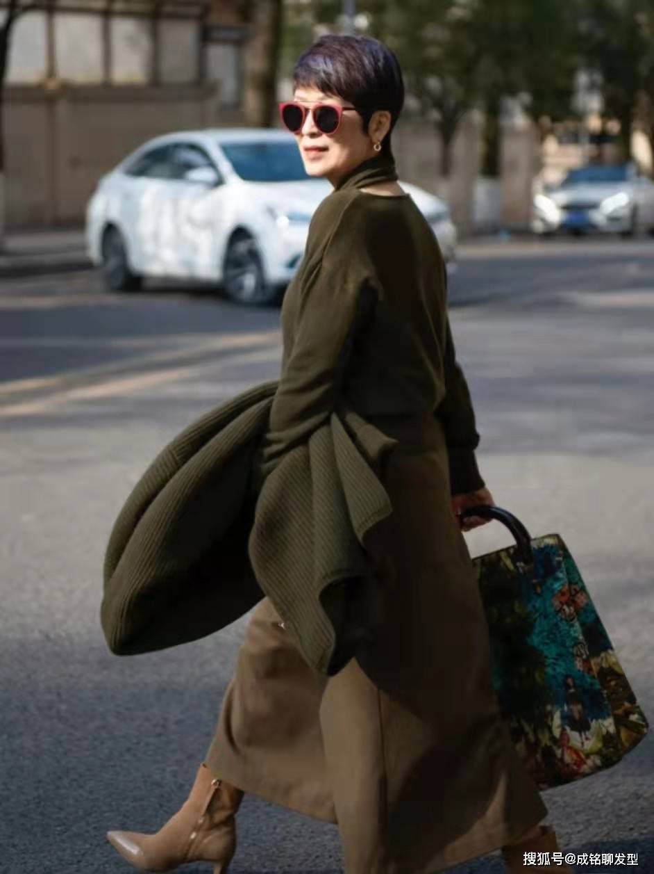 身材 60岁而不老，她利落短发搭配得体穿搭，高雅时尚，看不出真实年龄