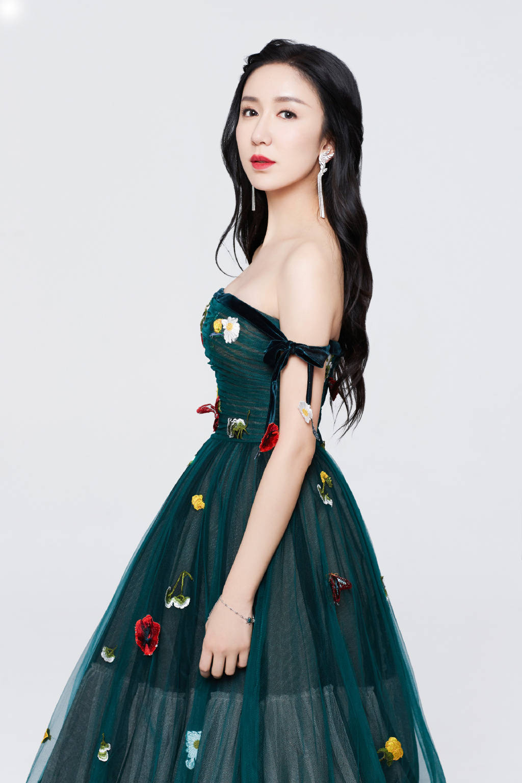 娄艺潇打扮得真招摇,穿墨绿色抹胸礼服出镜,秀"牛奶肌"好迷人_造型