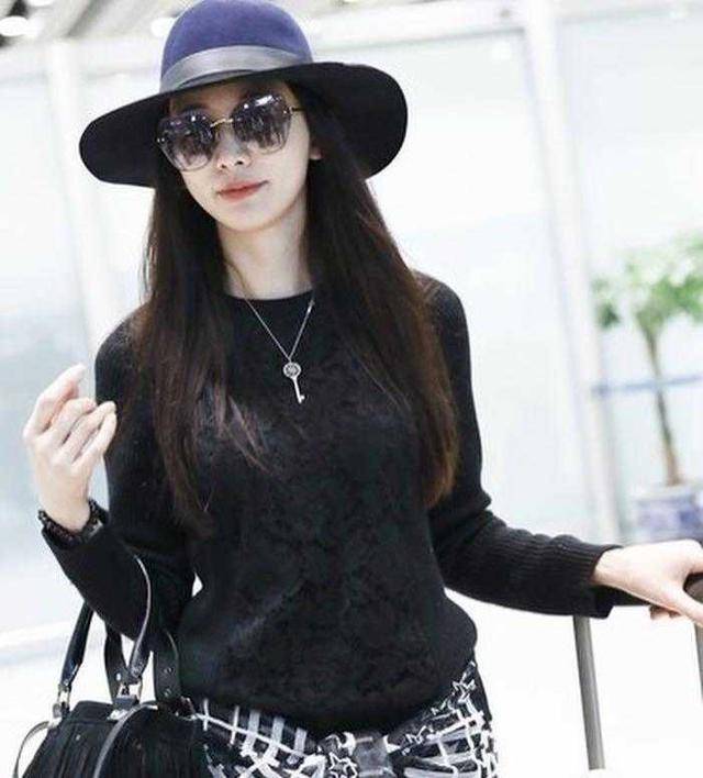 林志玲 一身黑色也可以很时尚！林志玲身穿黑色皮衣搭配礼帽，优雅精致