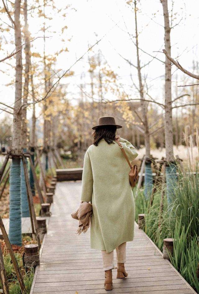 颜色 小个子女生这样穿时髦大气，大衣搭配针织衫+阔腿裤，显高又显瘦