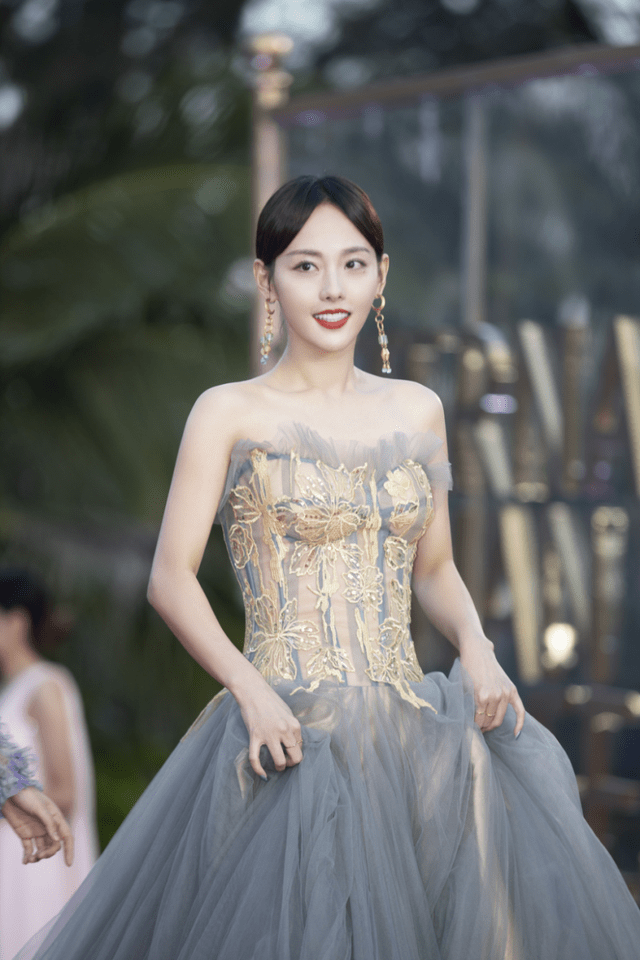 显得 张嘉倪真会穿！身穿一袭抹胸纱裙性感优雅，梦幻灵动又温柔