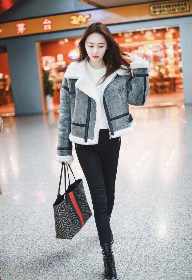 颜色 黄梦莹真是美得不像话！羊羔毛外套配牛仔裤保暖简约，显瘦又洋气