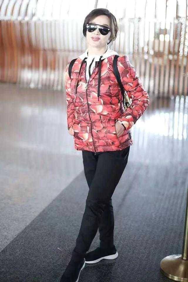 视觉 刘晓庆穿衣越来越低调了！红色羽绒服搭配黑色牛仔裤，保暖随性