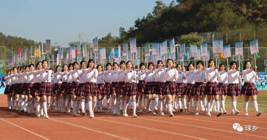 1億元改造了華新中學運動場,五華中學運動場.當地教育部門堅持