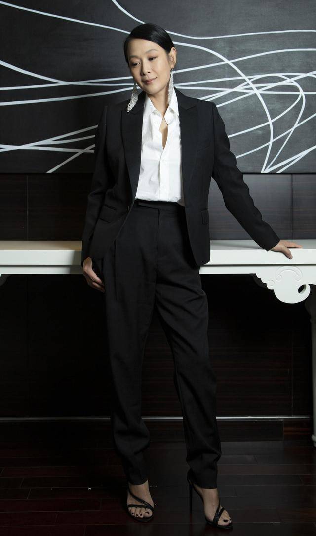 农具 刘若英罕见现身！衬衫配背带裤清新减龄，手拿农具干农活好接地气