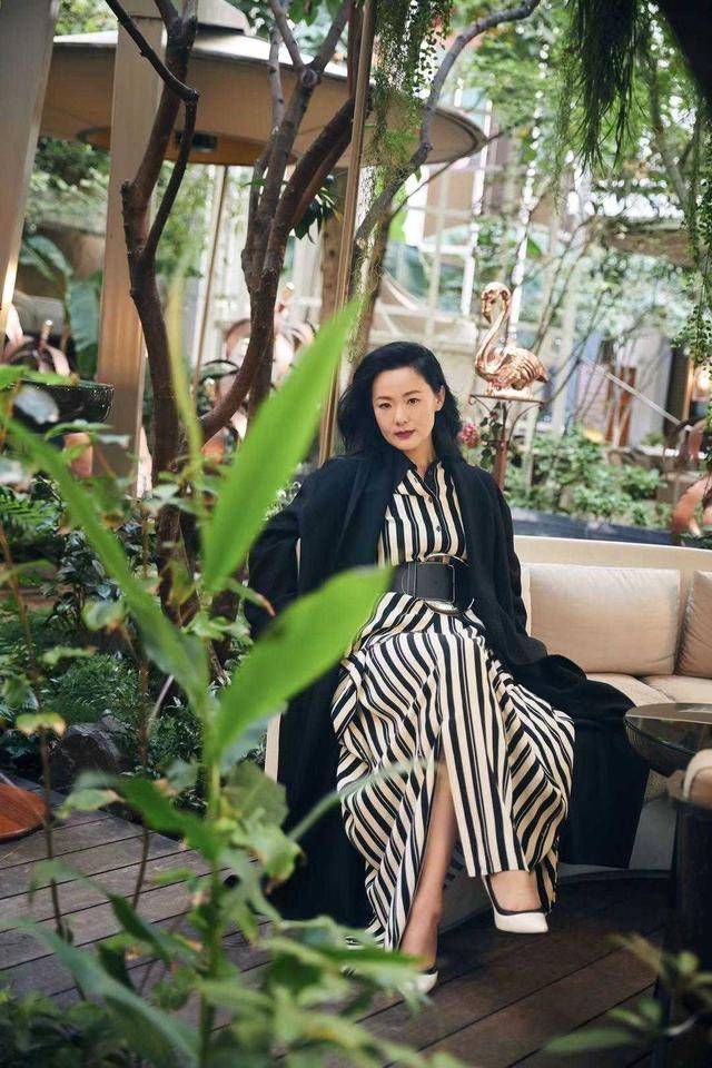 身材 咏梅真是优雅到骨子里了，条纹连衣裙搭配大衣优雅精致，高贵大气