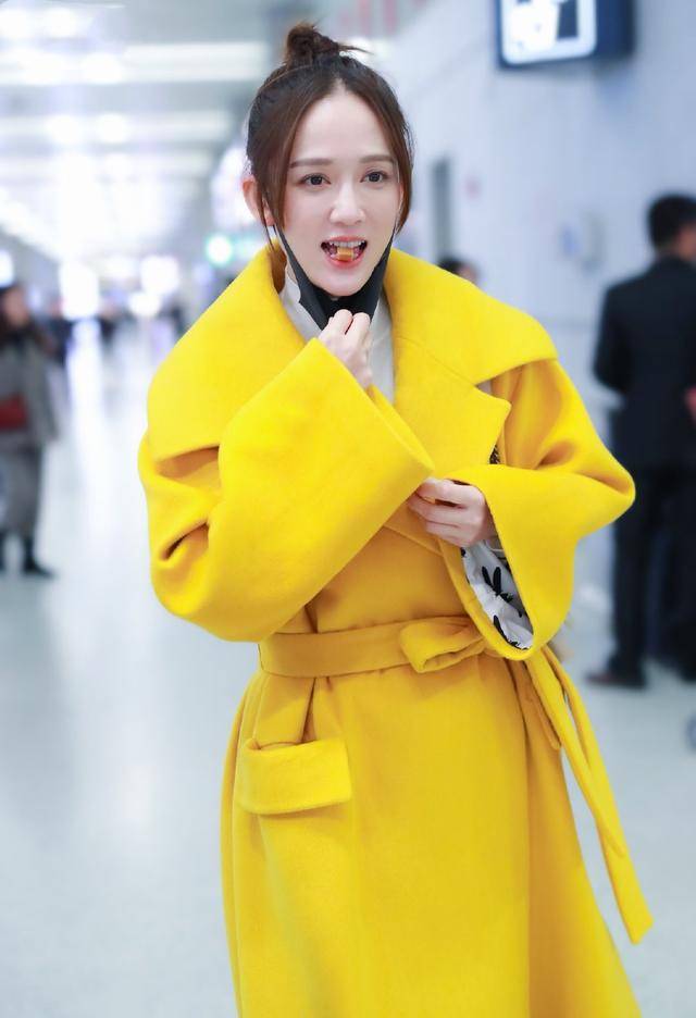 感觉 陈乔恩恋爱后颜值回春！一袭嫩黄色大衣太出彩，40岁大妈变少女