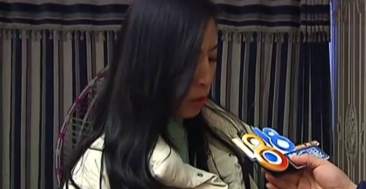 化妆品800多的古驰香水里面有只虫，不同意退款，女客户：我要退一赔三
