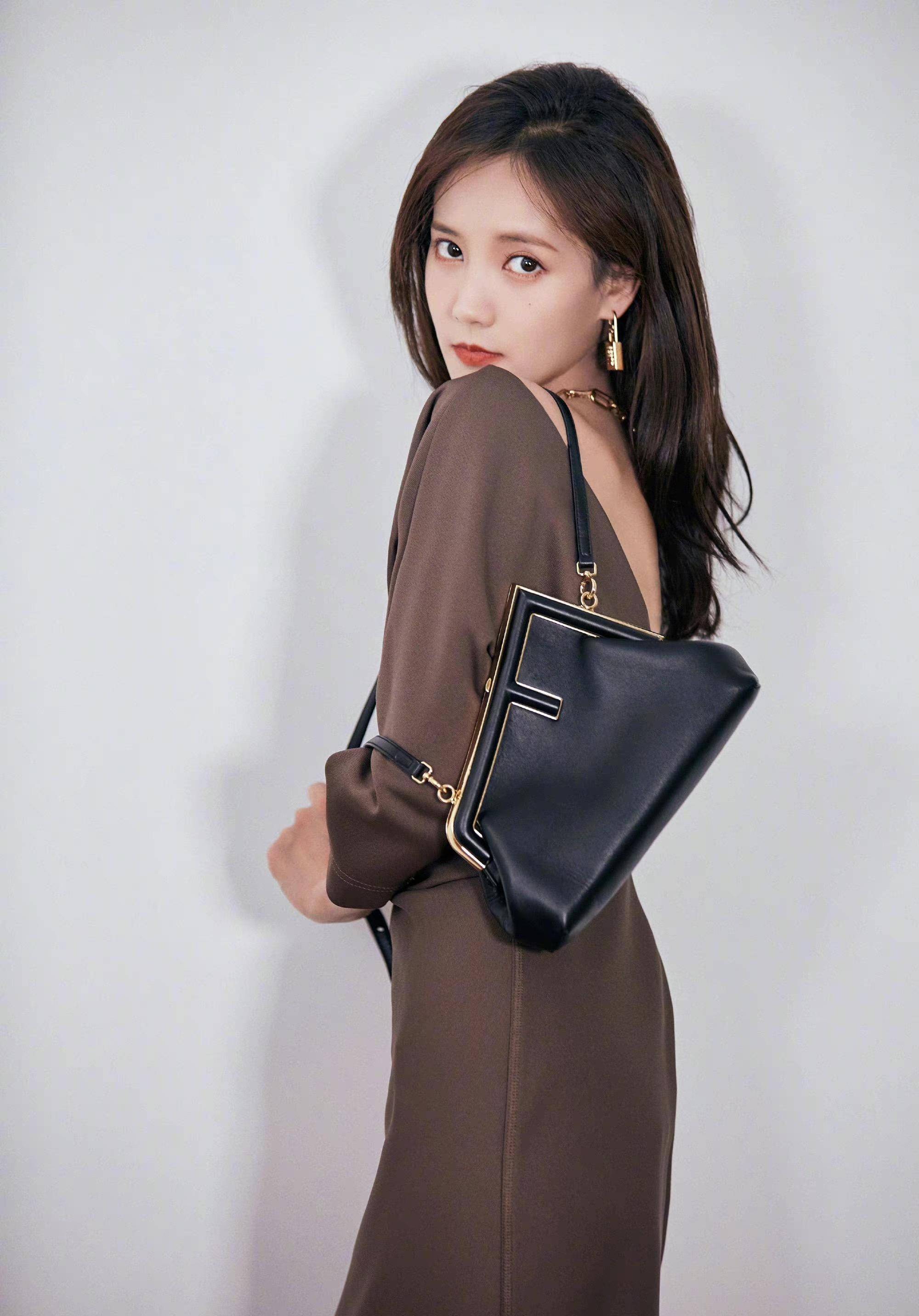 原创李一桐济南一日游穿搭接地气明星气质难掩盖