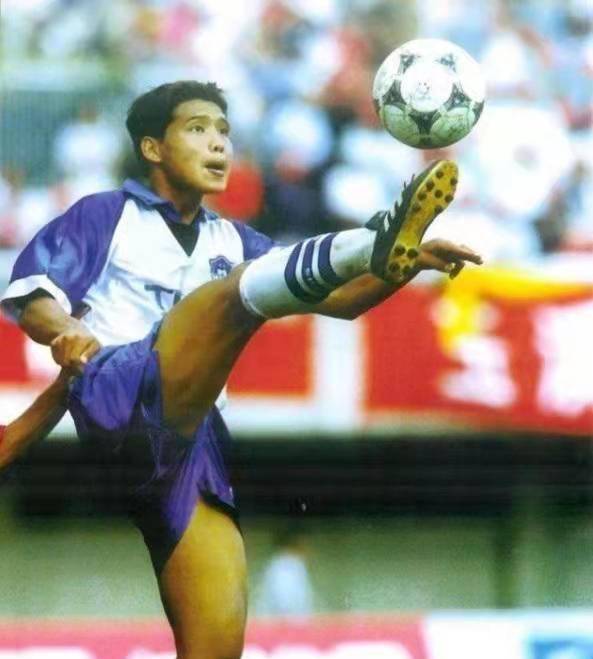 令人扼腕叹息的中国马拉多纳,健力宝球员系列之折翼的天鹅张效瑞_足球