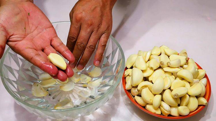 做腊八蒜,可别直接加醋,奶奶用了50年的秘方,既简单又快速,香_大蒜