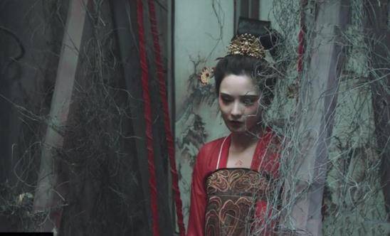 什么|冯绍峰当她的面抽烟，金瀚和她拍吻戏前也抽烟，这个女演员有点惨