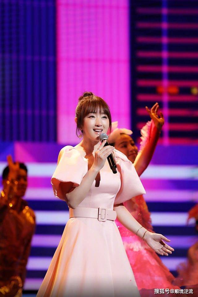 原创杨钰莹回归春晚五台同时亮相太有排场一袭粉裙穿出水蛇腰