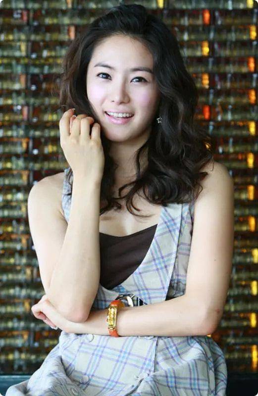 之后很长一段时间;刘荷娜便再也没有出现在公众的面前.