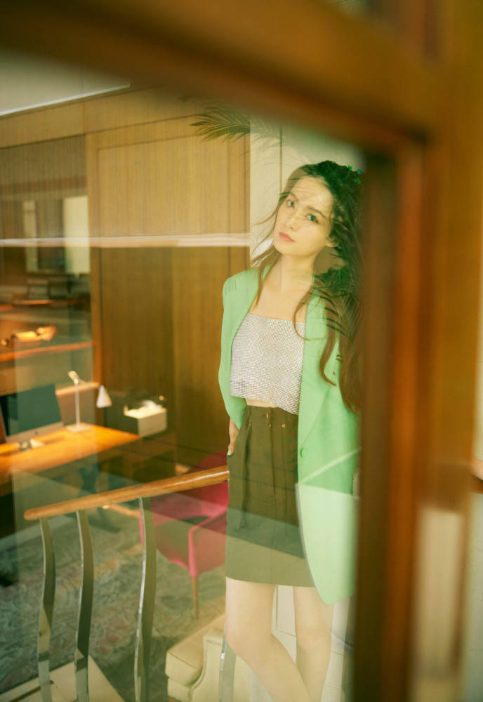 路线 李沁“抹茶色路线”好甜,西服+短裙冷艳大气,脸色圆润更减龄