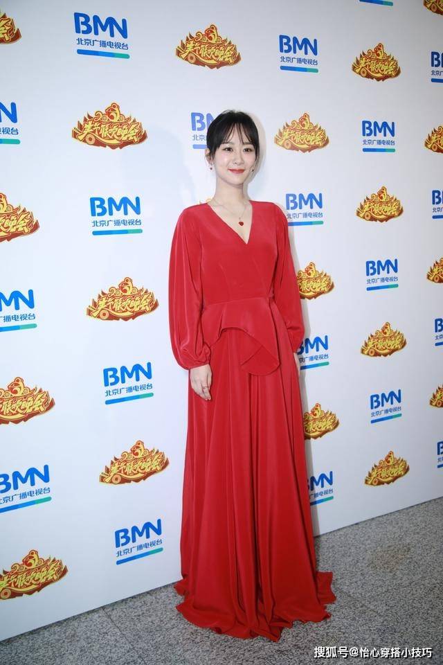 少女 同穿红衣录春晚,关晓彤狂秀108cm长腿太少女,杨紫变阿姨被狂虐