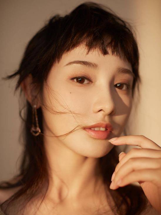 什么|冯绍峰当她的面抽烟，金瀚和她拍吻戏前也抽烟，这个女演员有点惨