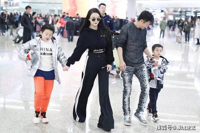 短裙 邹市明又带娃走机场,冉莹颖穿阔腿裤露脐装秀沙漏身材,比例惊人